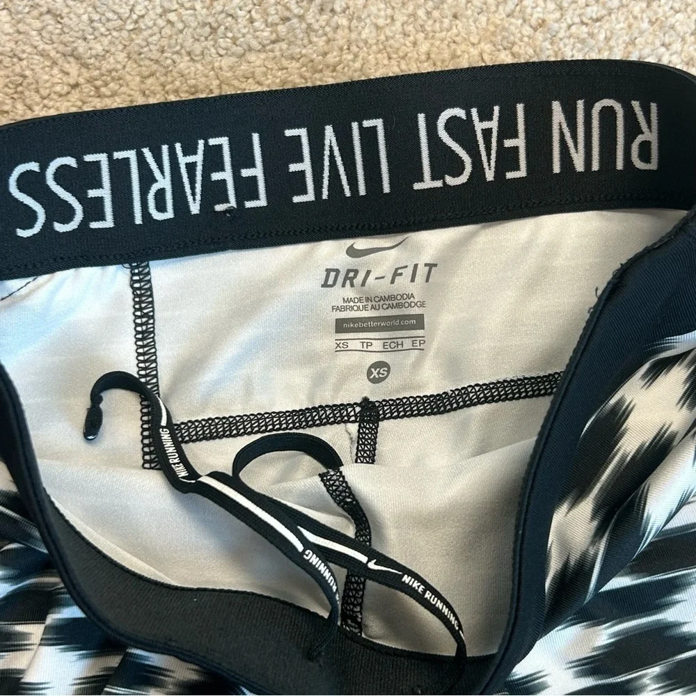 Nike Run Fast Live Fearless Black White Printed Performance Leggings XS NWOT